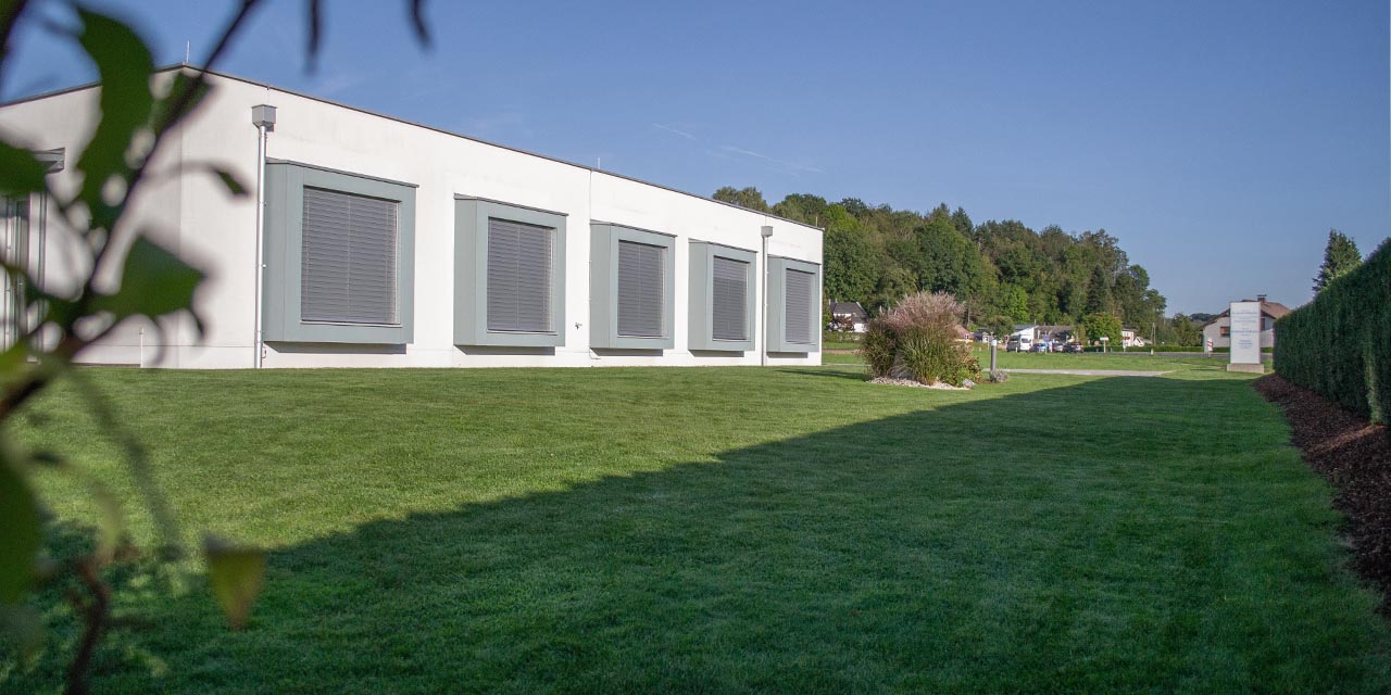 Mitten im Grünen mit ausreichend Parkmöglichkeiten