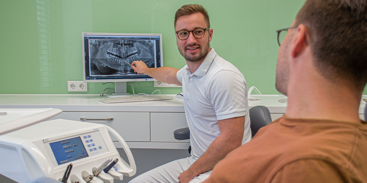 Beratung von Patienten am Behandlungsstuhl